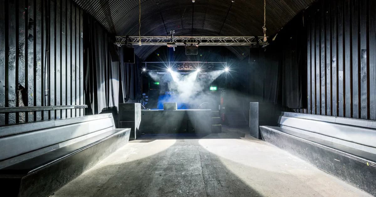 Clubsterben Frankfurt – leere Tanzfläche in einem unabhängigen Frankfurter Club bei Nacht