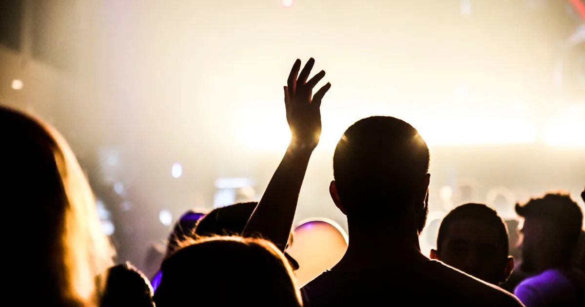 Nachtleben Frankfurt – Menschen feiern in einem unabhängigen Frankfurter Club bei Nacht